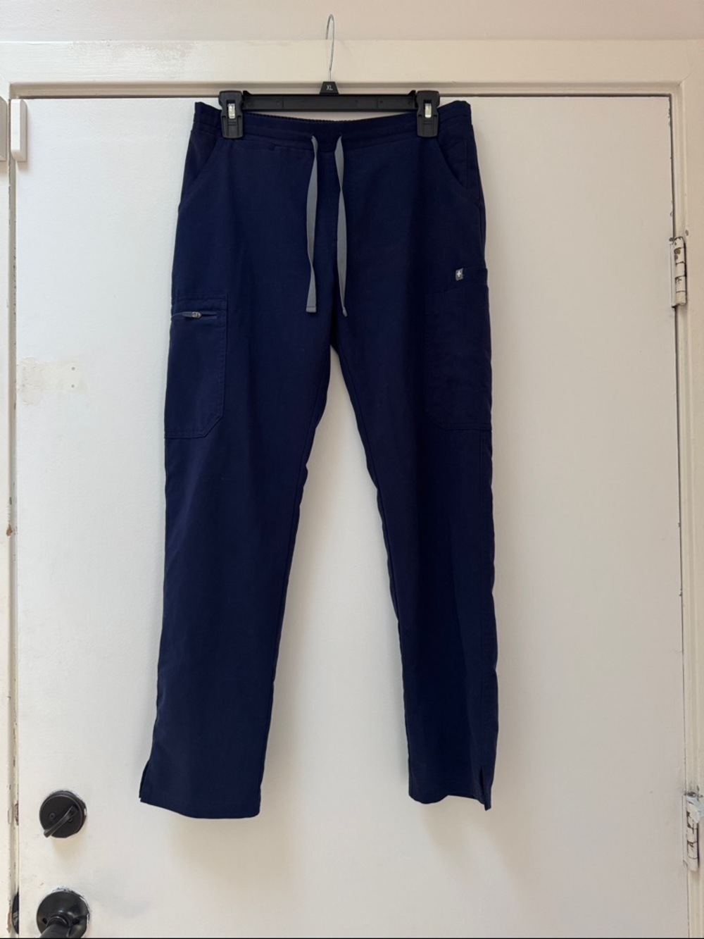 Figs Yola Elastic Waistband Skinny Scrub Pants™ in Navy